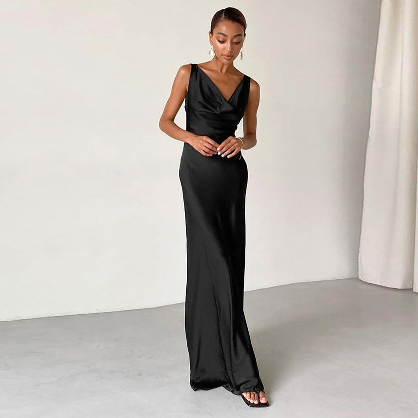 Dame maxi-kjole med elegant V-udskæring og flydende satin-finish Stilla