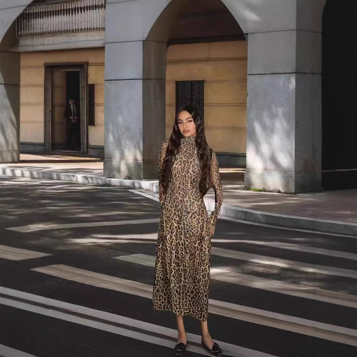 Dame maxikjole med figursyet snit og elegant leopardmønster Stilla