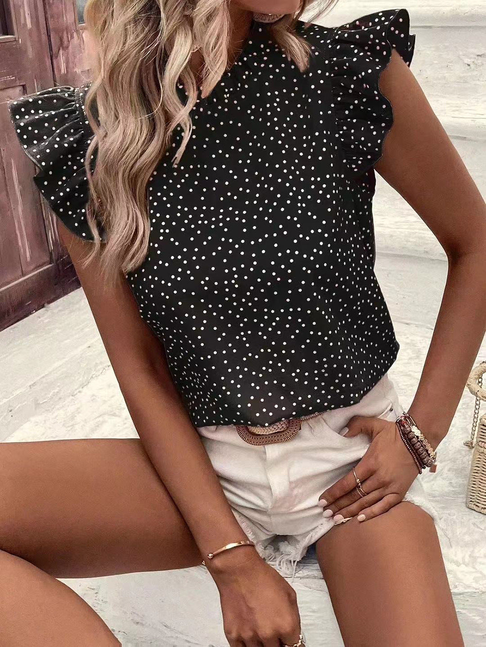 Dame Leges bluse med ruffles detaljer og polka prikker Stilla