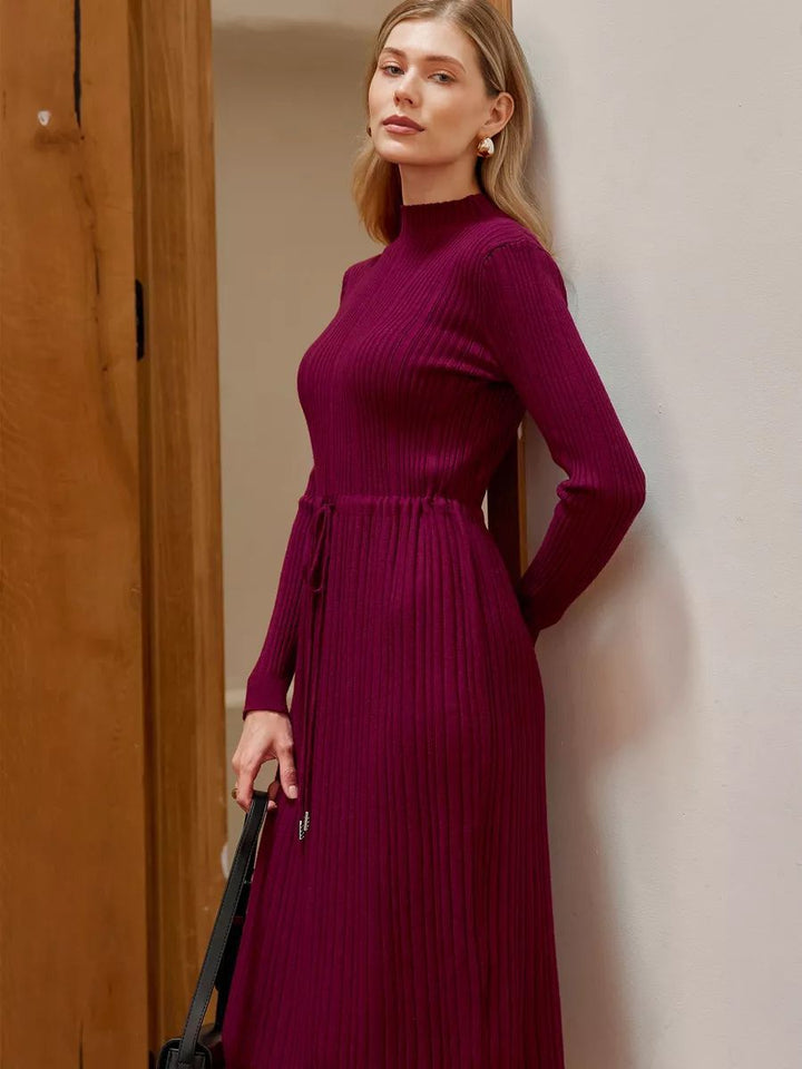 Dame strikkjole med taljebånd og elegant ståkrave Stilla