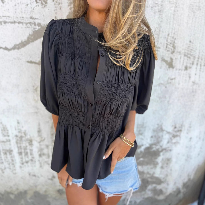 Damebluse med smart smock-design og knaplukning Stilla