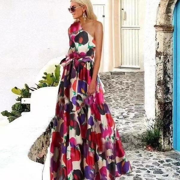 Dame Maxi-kjole med asymmetrisk snit og florale plisseringer Stilla