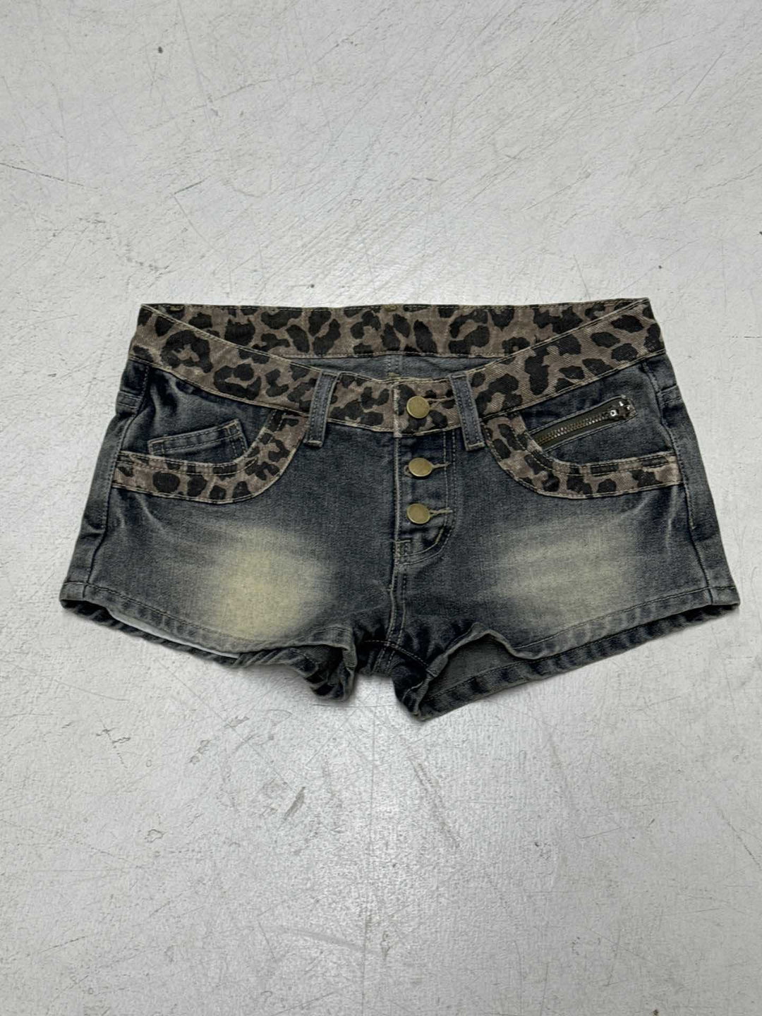 Dame leopardprint denimshorts med knapdetaljer og elastisk talje Skovae