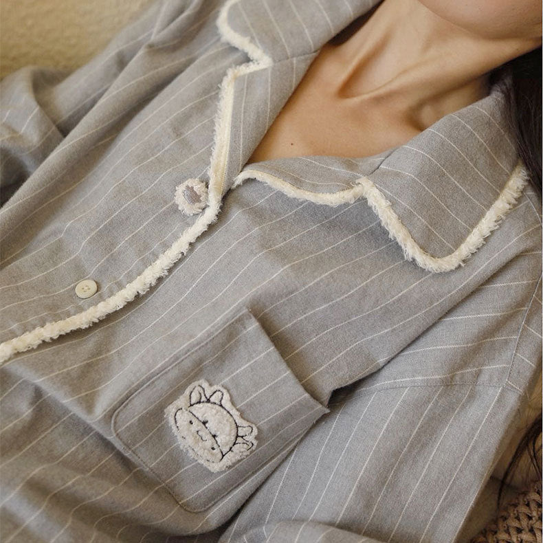 Dame Komfortabel Pyjamasæt med stilfuldt stribemønster og fine detaljer Stilla