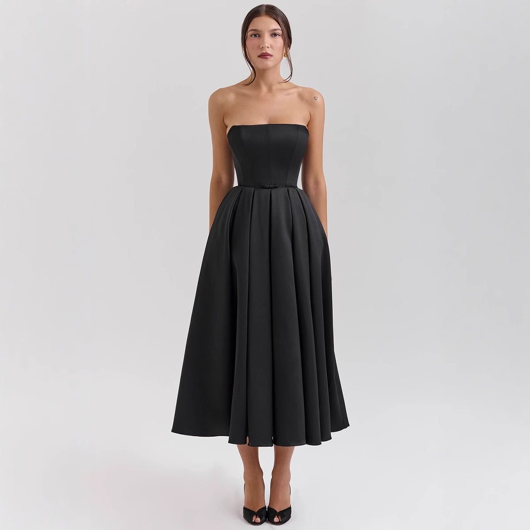 Dame midi kjole med nedreformeret talje og off-shoulder design med elegant plissé struktur
