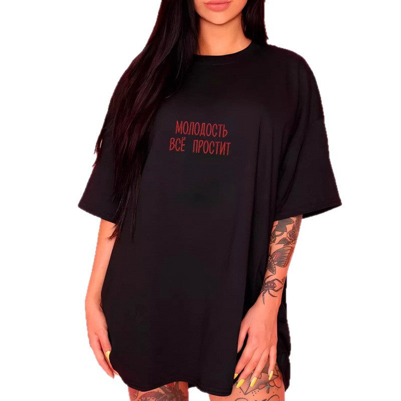 Dame afslappet T-shirt med kunstnerisk skrift og oversized pasform Stilla