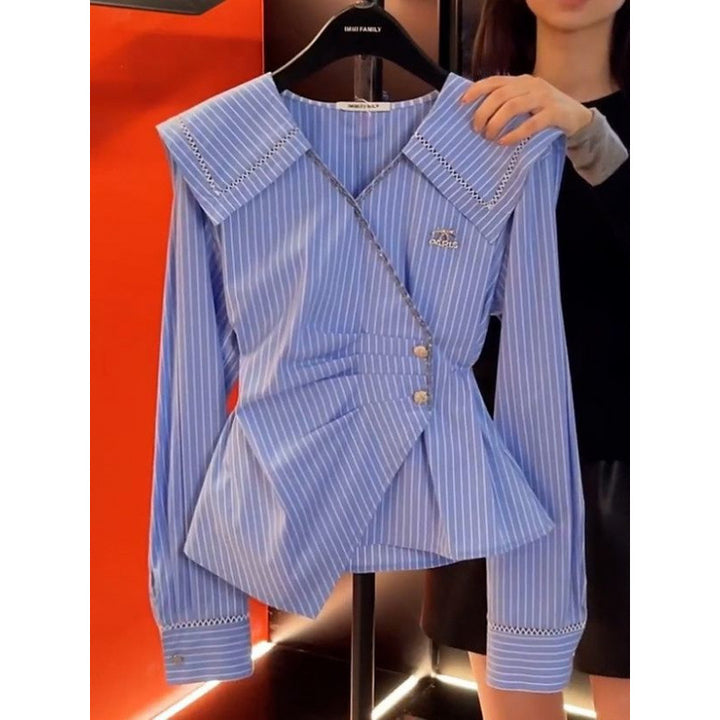 Femme Stilfulde Stribede Peplum-Bluse med Dekorativ Krave Stilla