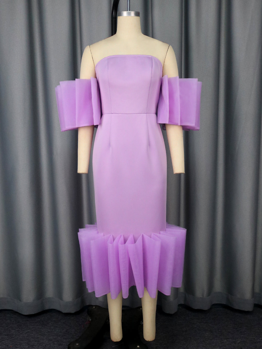 Damer Elegant Midi-kjole med voluminøse flæseærmer og asymmetrisk kant Skovae