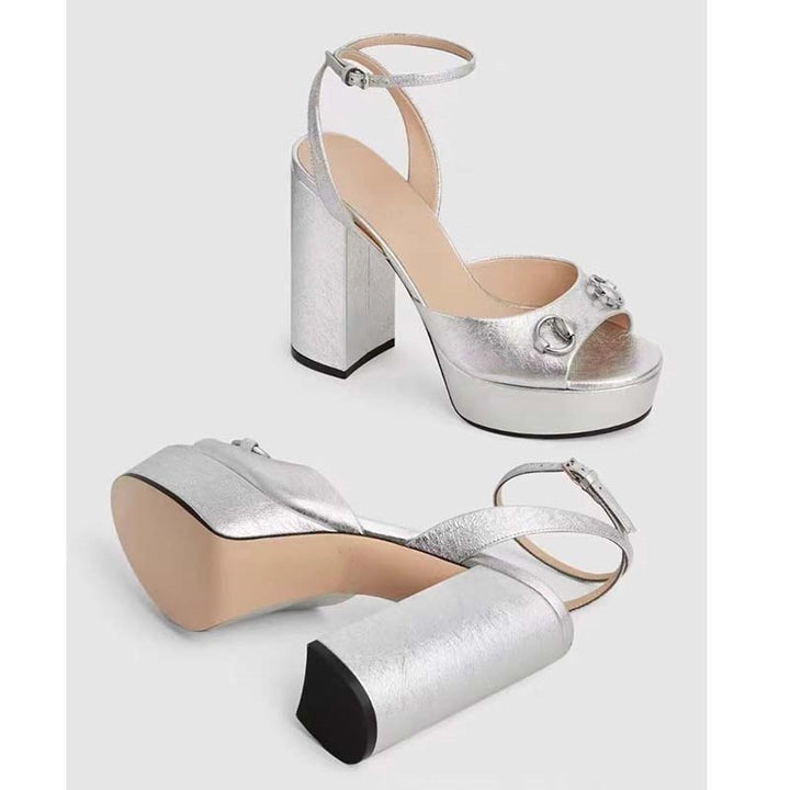 Femme Strappy High-Platform Hælede Sandaler med dekorativt Spænde-Detail Stilla