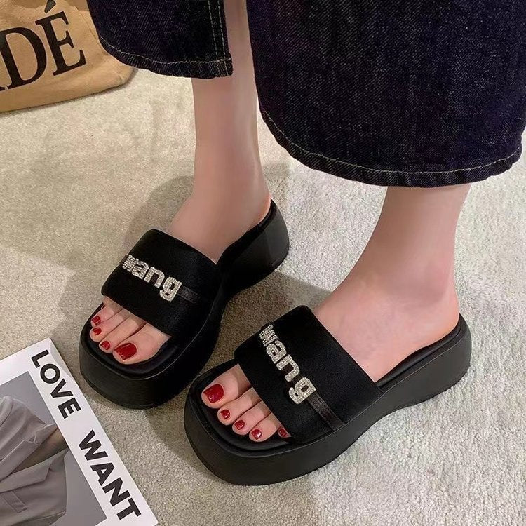 Dame Plateau-sandaler med modigt remdesign og skridsikker sål Stilla