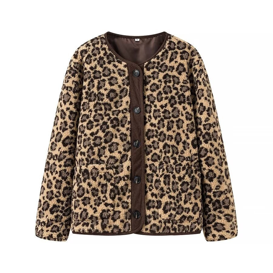 Dame hyggelig fleecejakke i trendy leopardmønster med praktiske lommer Stilla