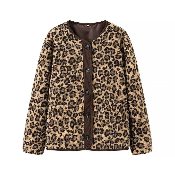 Dame hyggelig fleecejakke i trendy leopardmønster med praktiske lommer Stilla