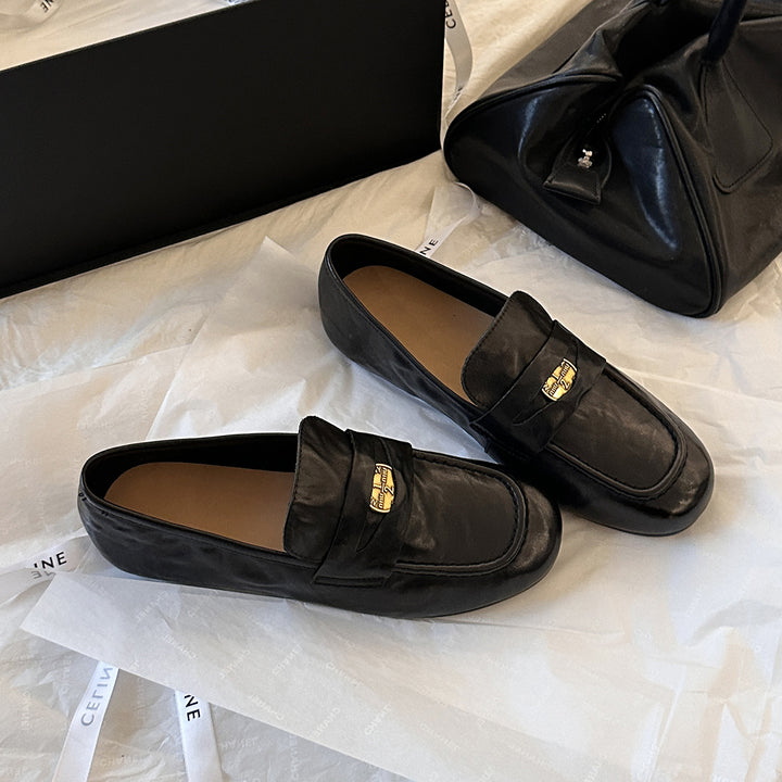 Herrer Sleek Læder Slipper med elegant Metalakcent Stilla