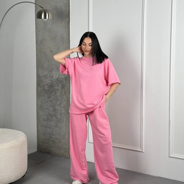 Kvinders afslappede loungedragt med brede bukser og komfortabel oversized top