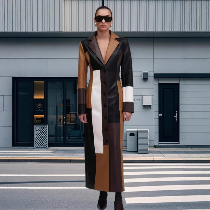 Dame læderblazer-kjole med geometrisk farveblokdesign og elegant knapliste Stilla