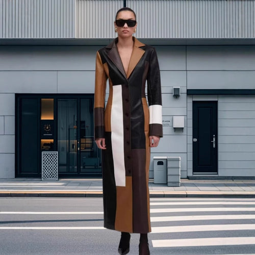 Dame læderblazer-kjole med geometrisk farveblokdesign og elegant knapliste Stilla