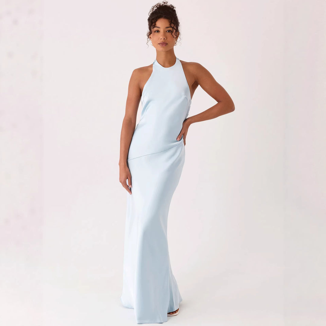 Kvinders elegante aftenkjole med chic halterneck-design og flydende stof