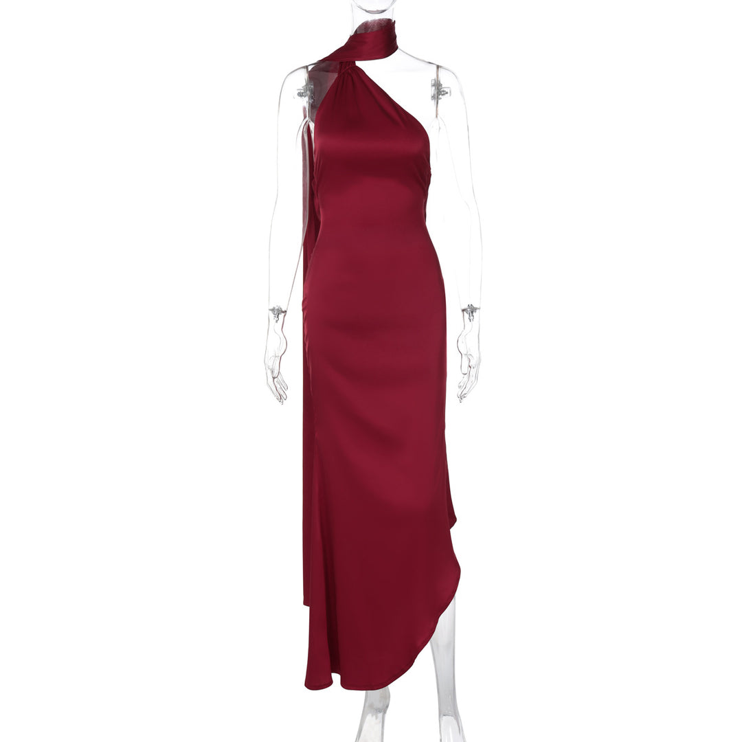 Dame aftenkjole med asymmetrisk snit og elegant halter Stilla