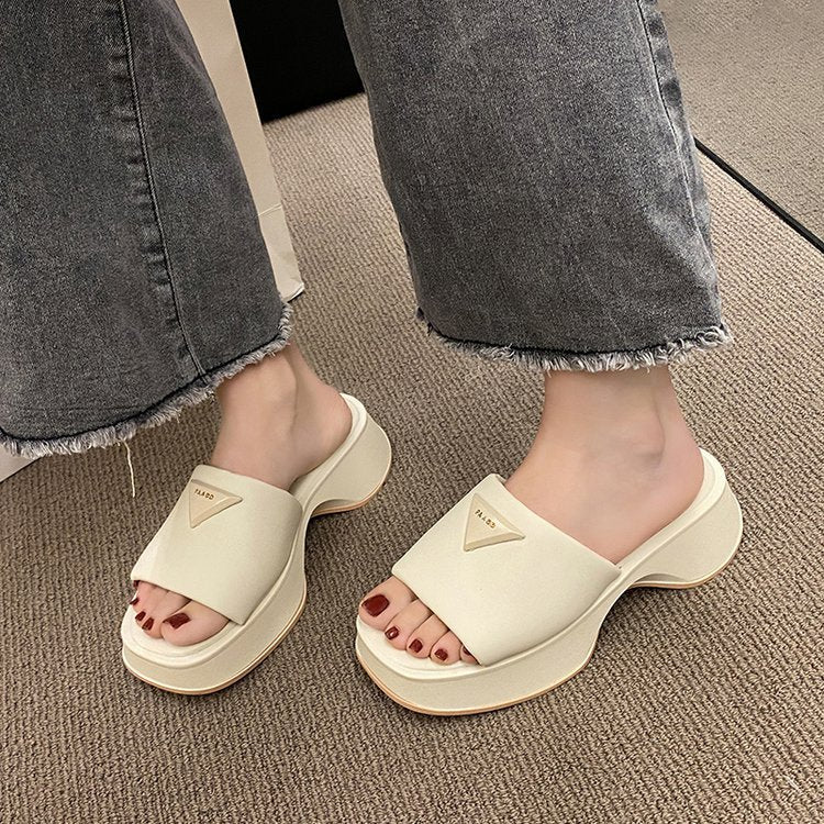 Dame Wedge-Pantoletten med moderne design og behagelig remføring Stilla