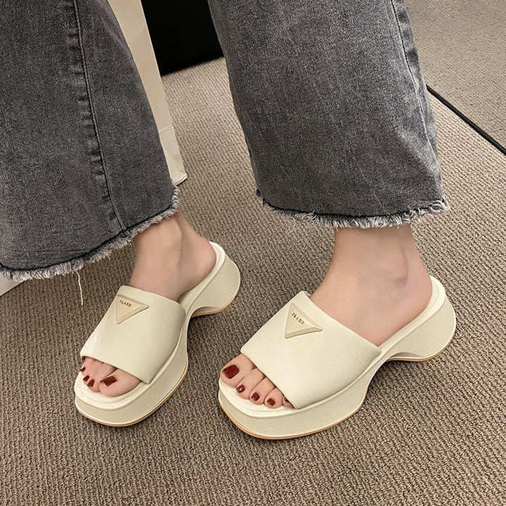 Dame Wedge-Pantoletten med moderne design og behagelig remføring Stilla