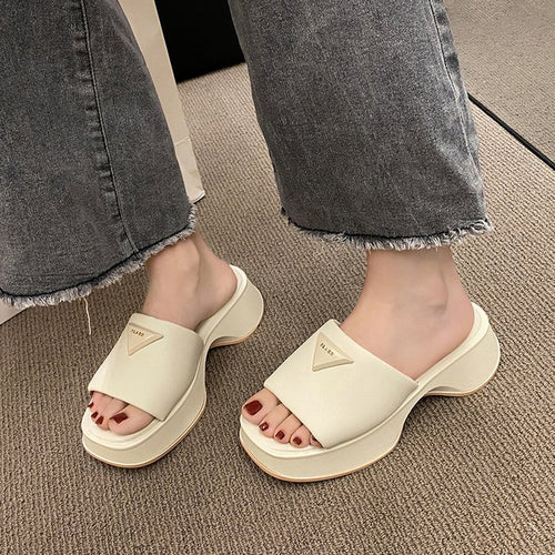 Dame Wedge-Pantoletten med moderne design og behagelig remføring Stilla