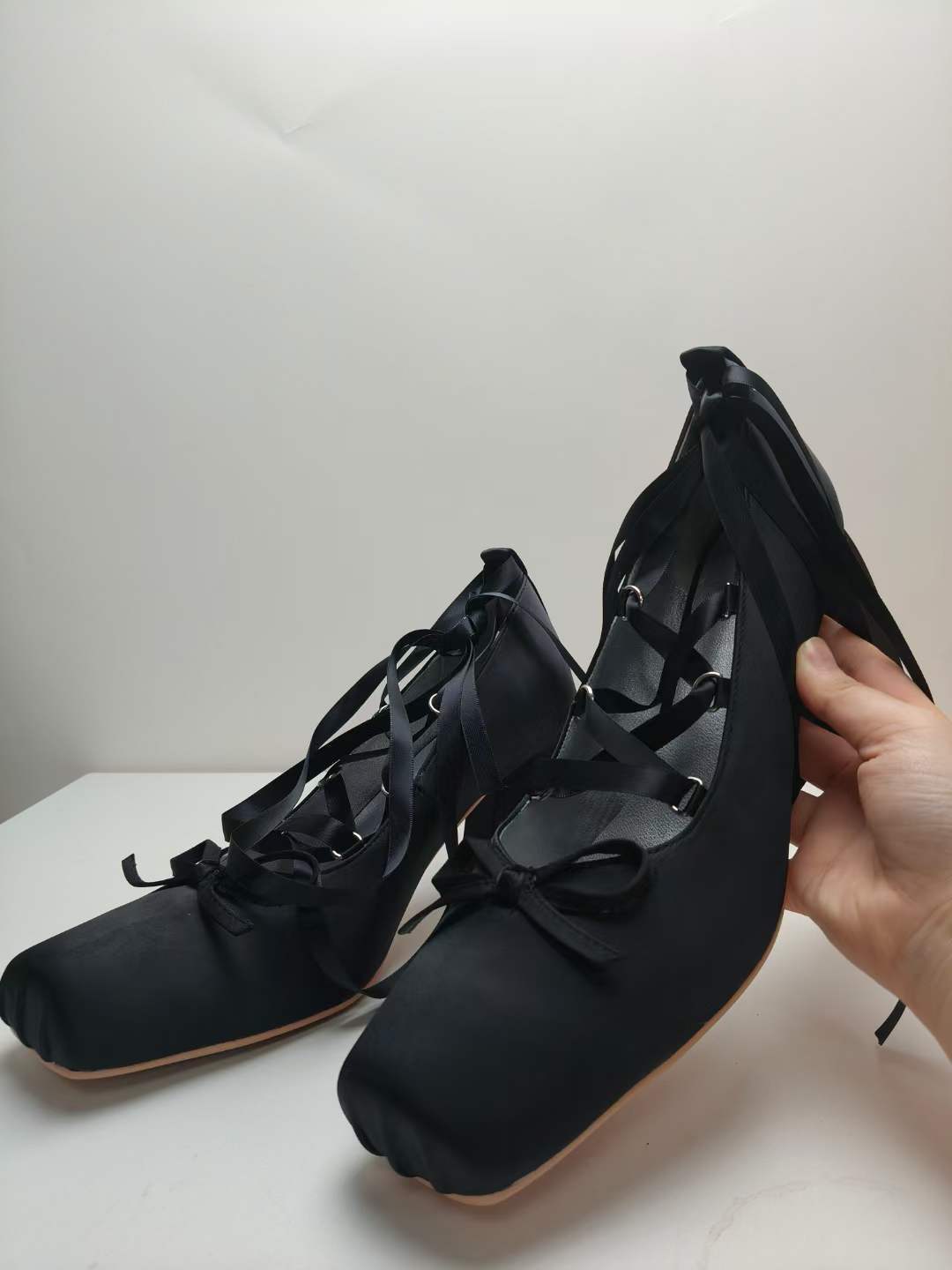 Femme Satinbånd-Detail Blokhæl Pumps Stilla