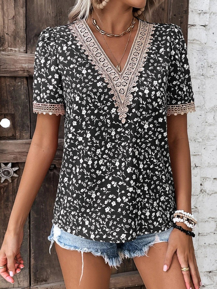 Damebluse med blomstrende blondebesætning Stilla