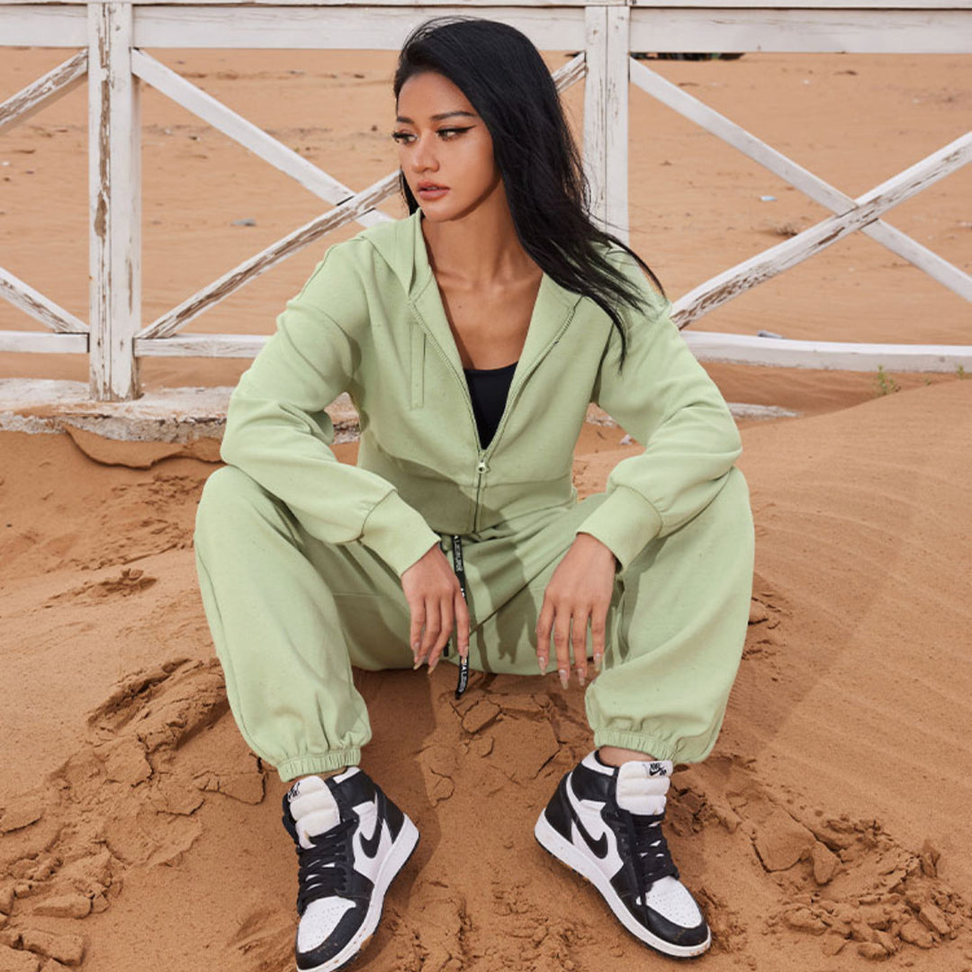 Kvindernes cropped hoodie og komfortable joggers i et moderne look Skovae