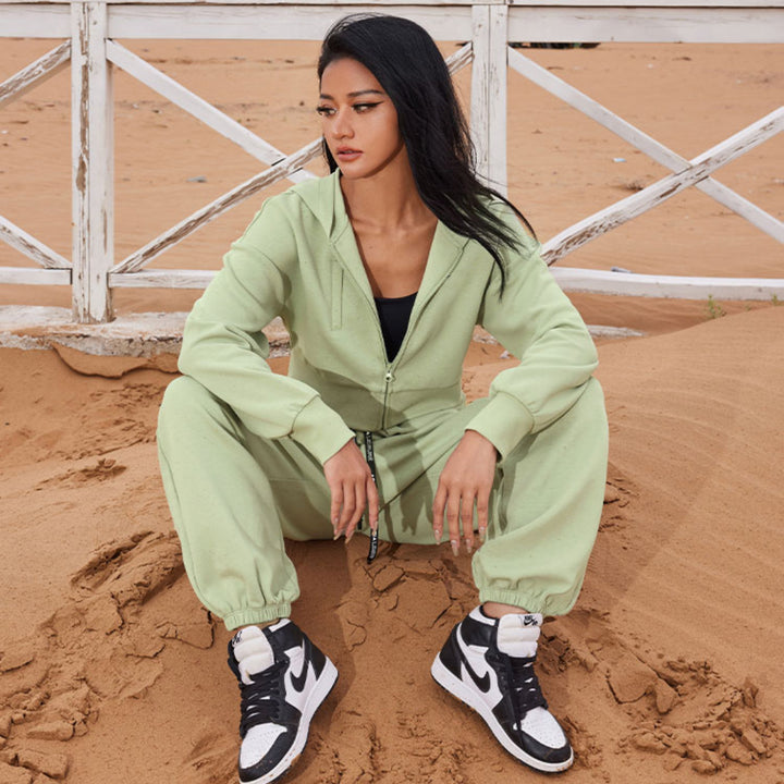 Kvindernes cropped hoodie og komfortable joggers i et moderne look Skovae