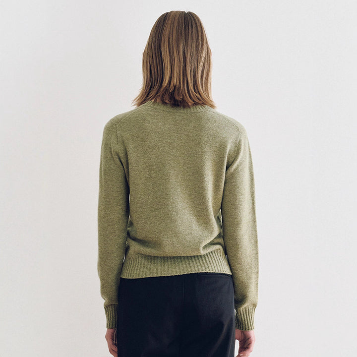 Kvindernes fine strikpullover med V-hals og brede manchetter Stilla
