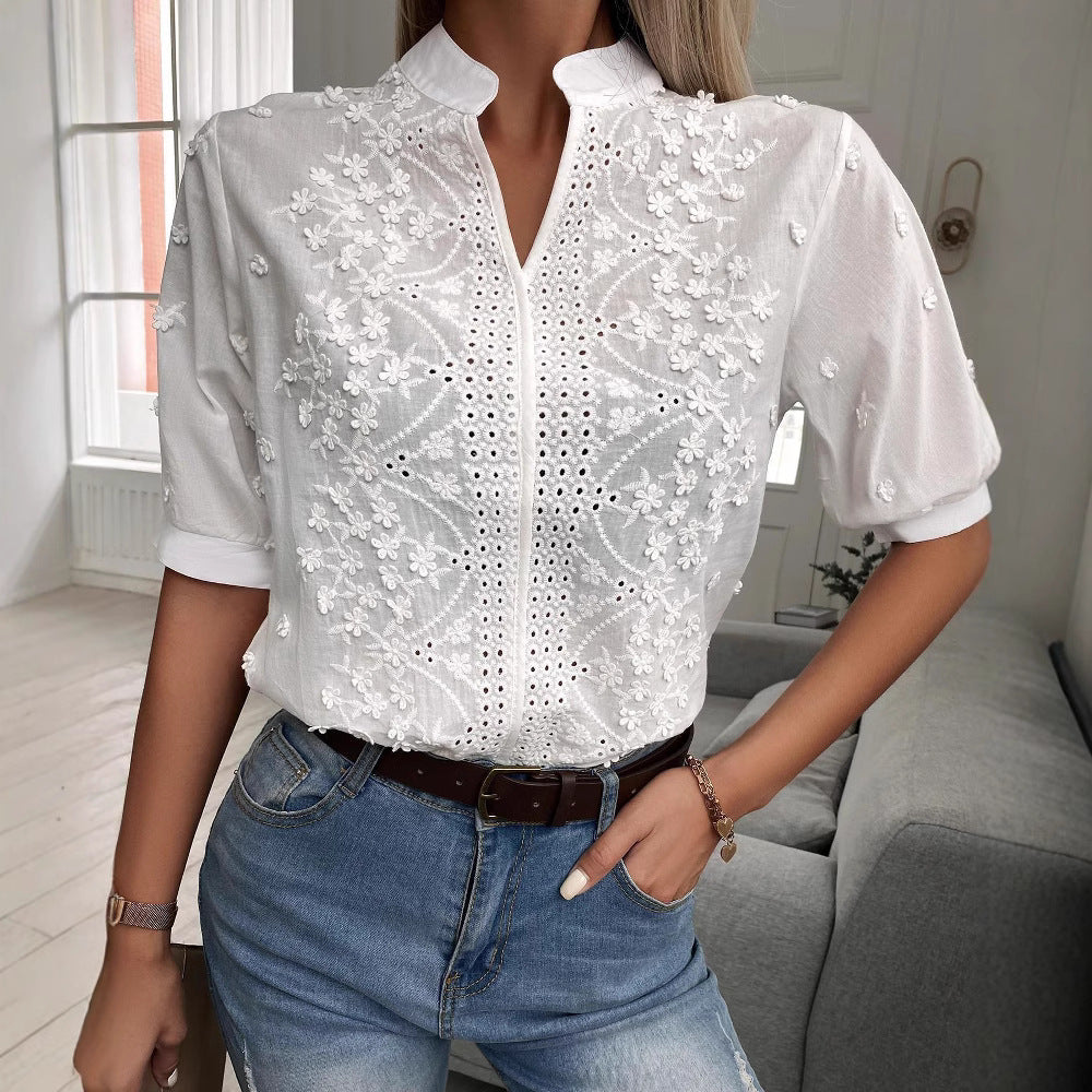 Dame broderet bluse med ståkrave og hulbroderi Stilla