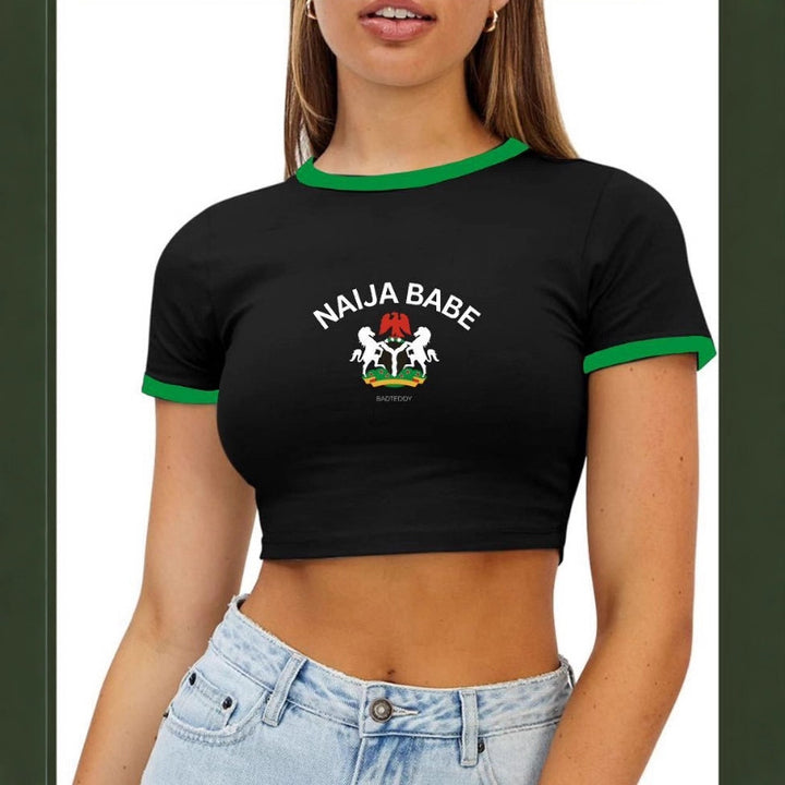 Dame Crop-Top med kreativt print og kontrastærmer Skovae