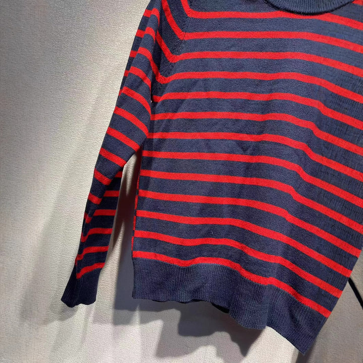 Dame strikpullover med trendy stribemønster og dekorative knapdetaljer Stilla