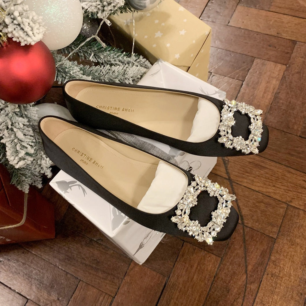 Dame elegante satin ballet sko med dekorativ smykke accent Stilla