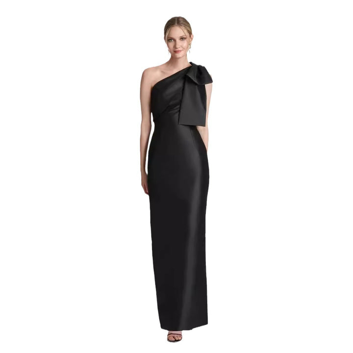 Dame elegant aftenkjole med asymmetrisk design og foldet skulderaccent Stilla