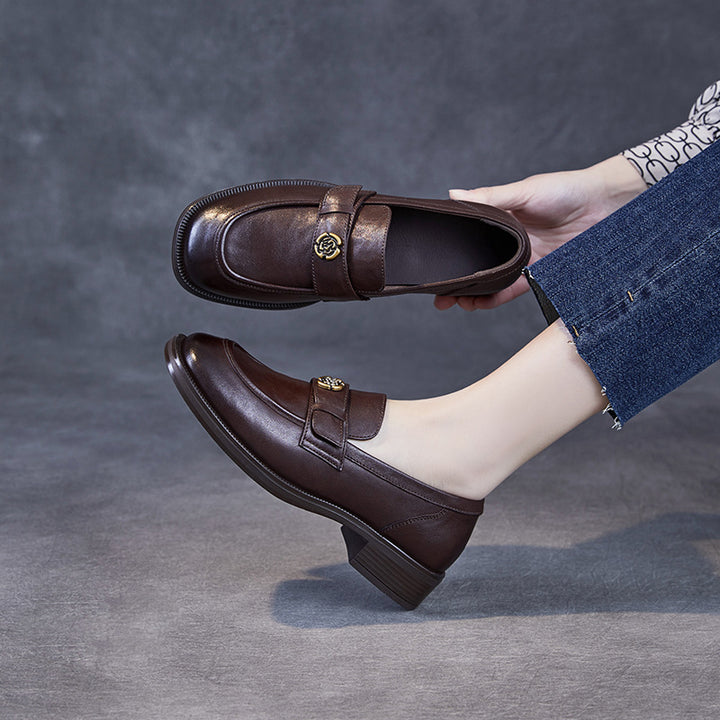 Damer Elegante Læder Slippers med dekorativ metalaccent Stilla