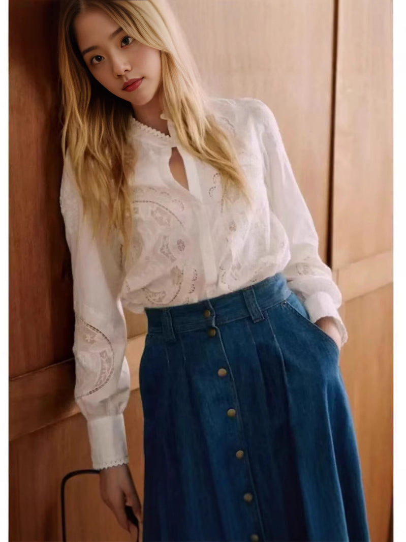 Dame spidsbluse med elegant broderidesign og fin kravebehandling Stilla