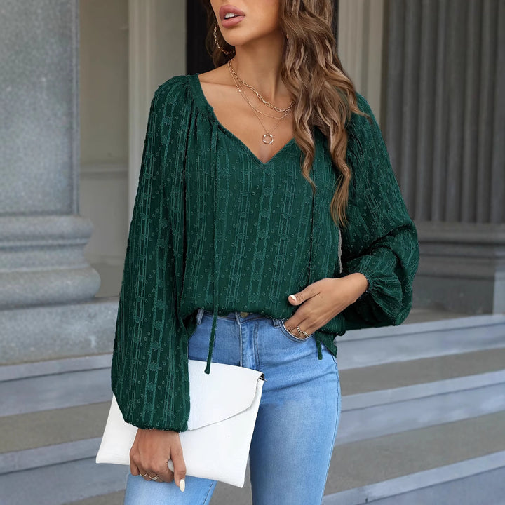 Dame elegant V-hals bluse med flæsedetaljer og afslappet snit Stilla