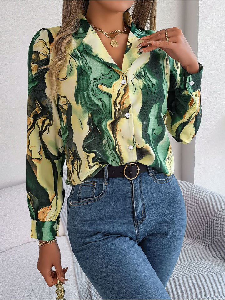 Damebluse med elegant marmormønster og moderne krave Stilla