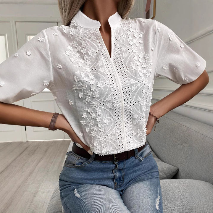 Dame broderet bluse med ståkrave og hulbroderi Stilla