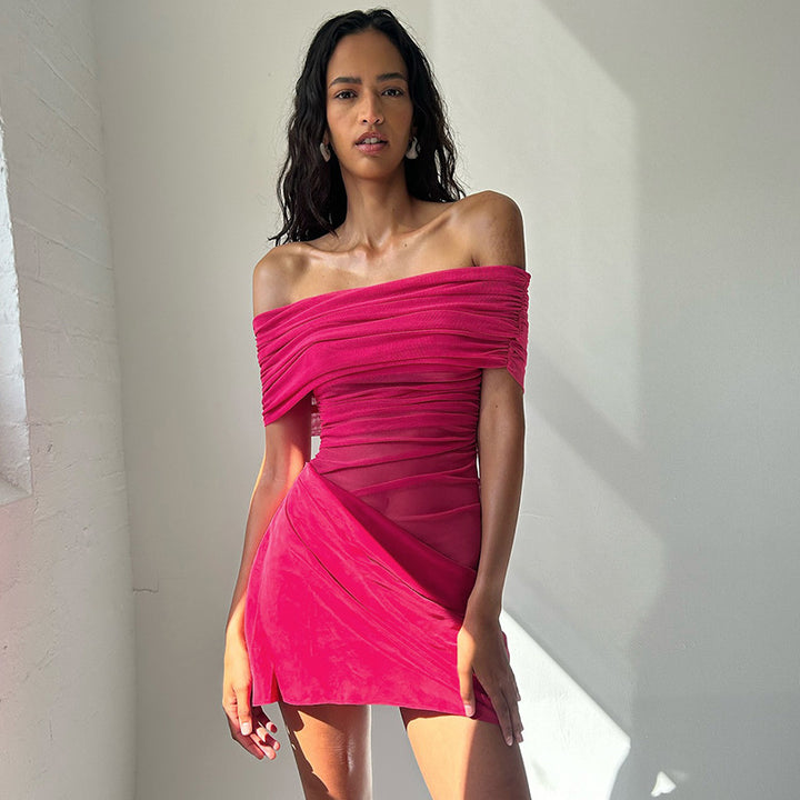 Dame mini-kjole med innovativt flæsedesign og off-shoulder snit Skovae