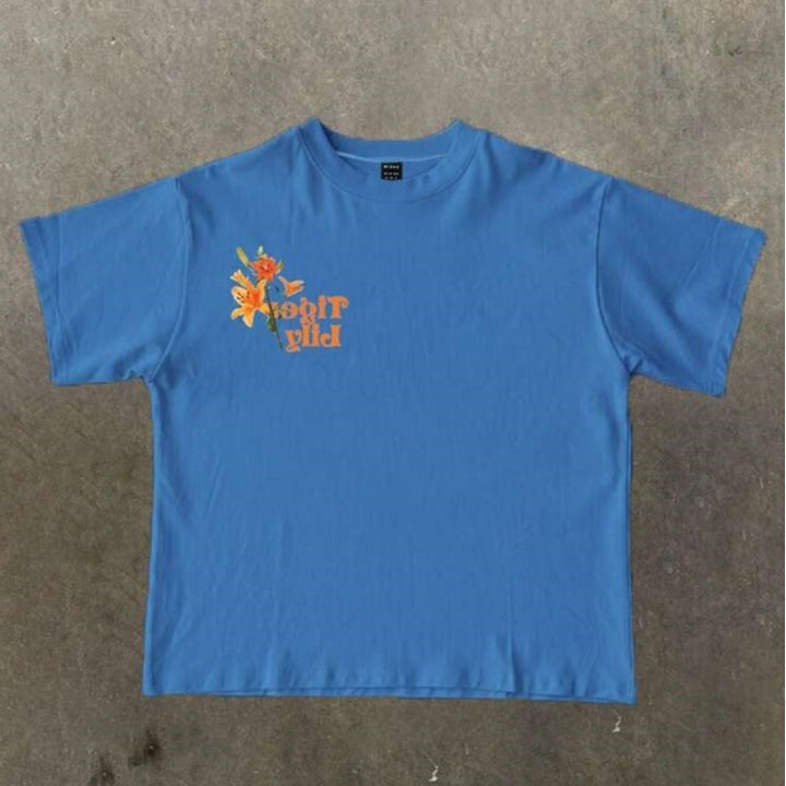 Dame T-shirt med kunstnerisk floraltryk og legende skrift Skovae