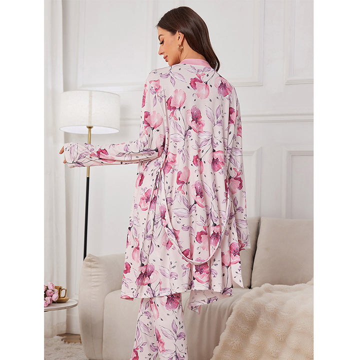 Dame pyjamasæt med floralt design og elegant badekåbe Stilla