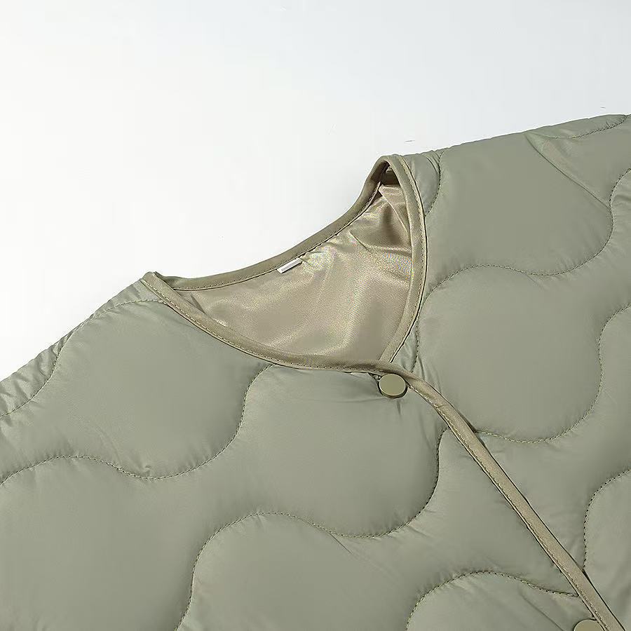 Kvinder quiltet overgangsjakke med innovativ bølgestruktur og praktisk knaplukning Stilla