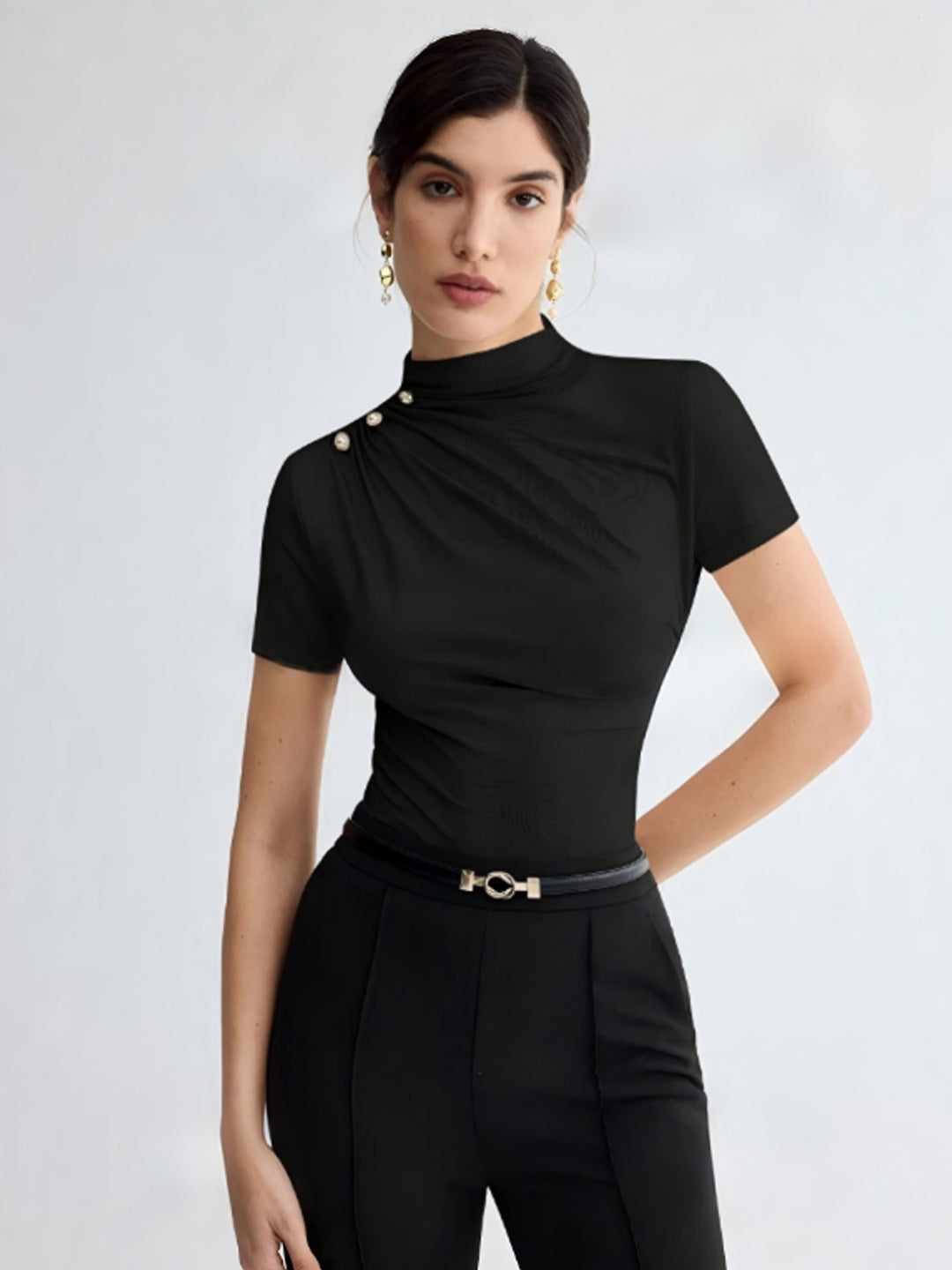 Dame elegant top med dekorative knapdetaljer og moderne ståkrave Skovae