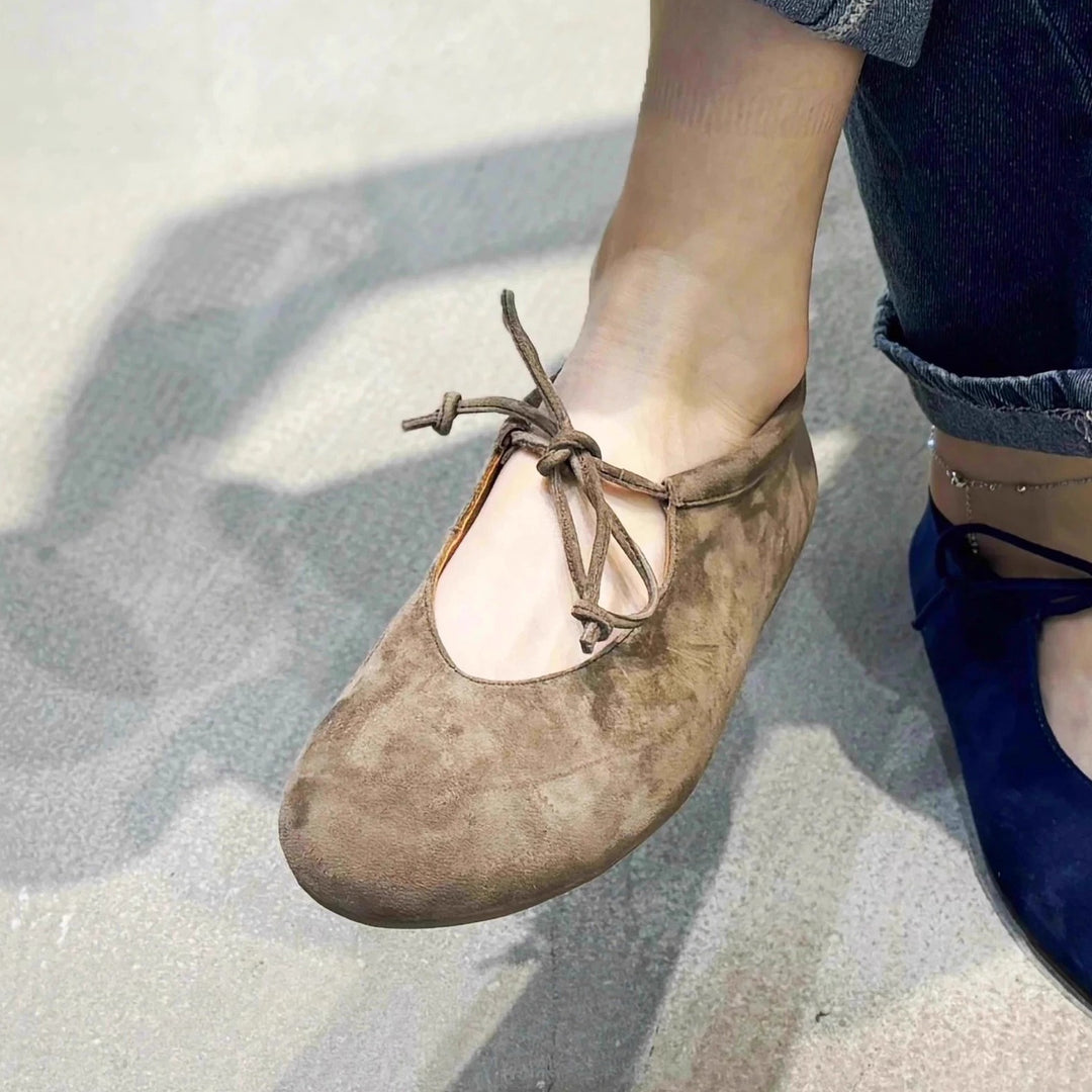 Dame Wildleder Ballerina Flats med justerbar binding detail Stilla