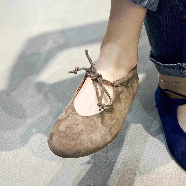 Dame Wildleder Ballerina Flats med justerbar binding detail Stilla