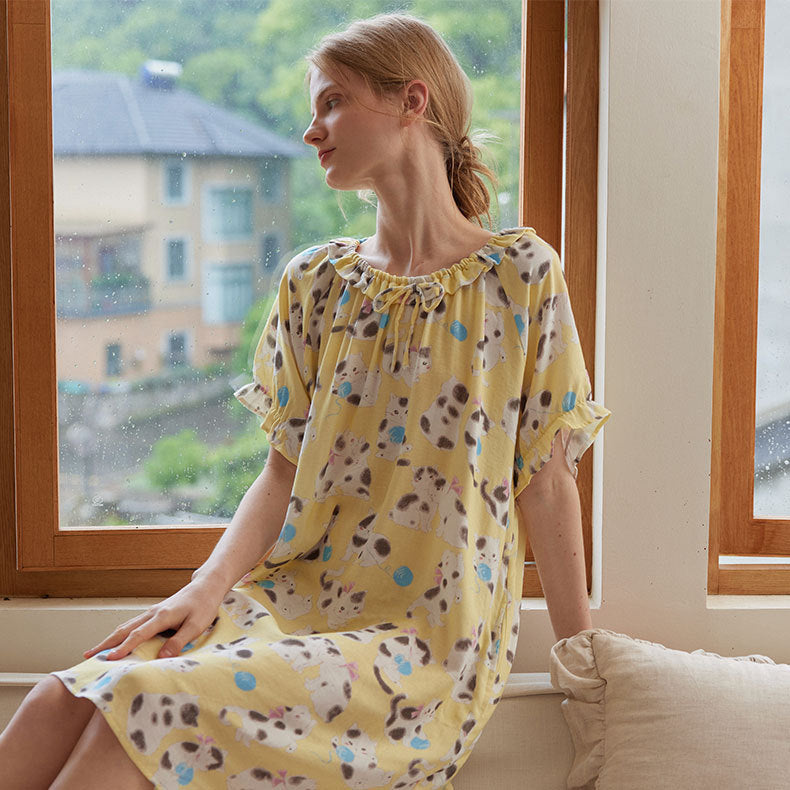 Dame pyjamasæt med legesygt kattemotiv og elastisk talje Stilla