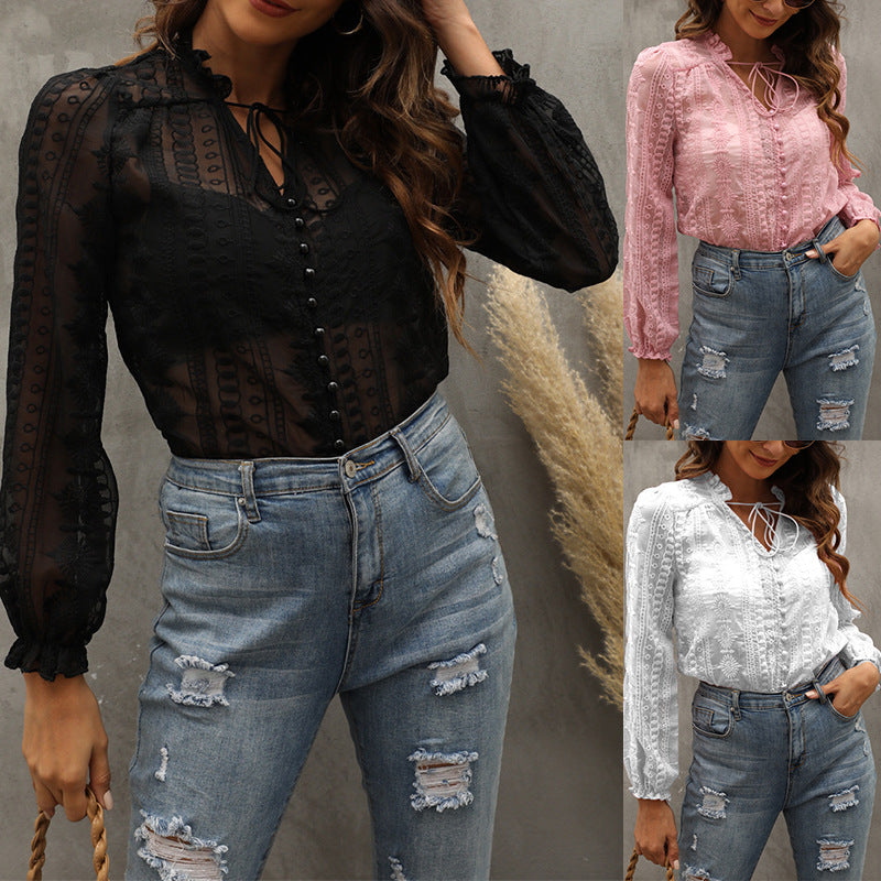 Damebluse med raffineret broderidesign og knaplukning Stilla