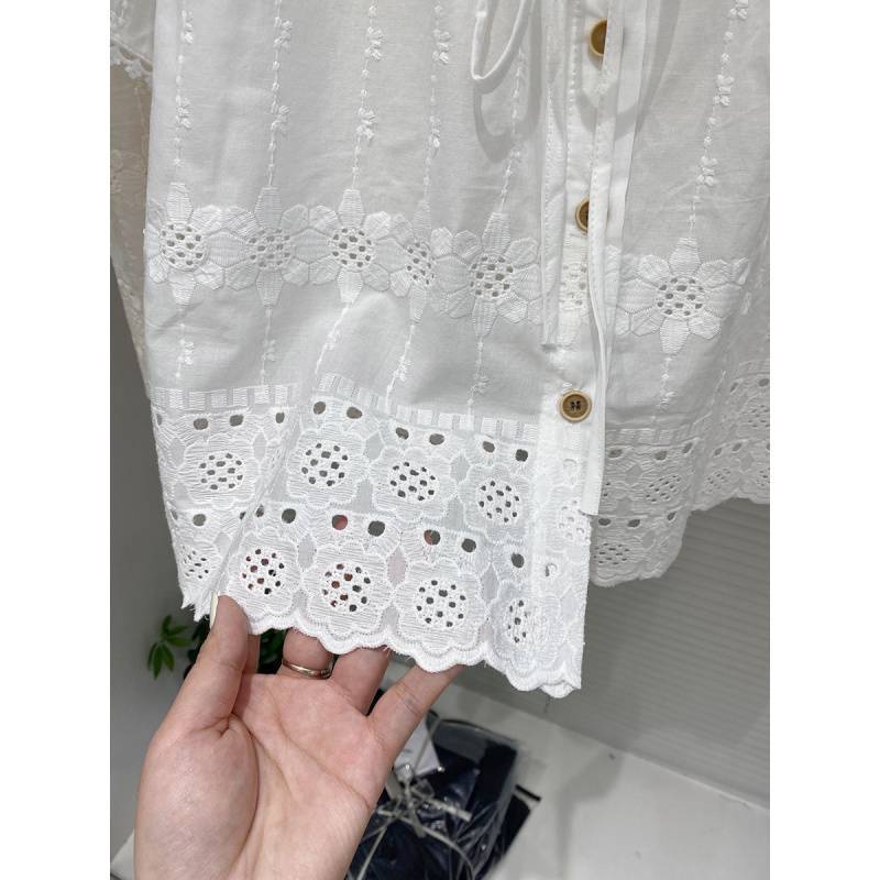 Dame broderet bluse med korte ærmer og binde-krave-detail Stilla
